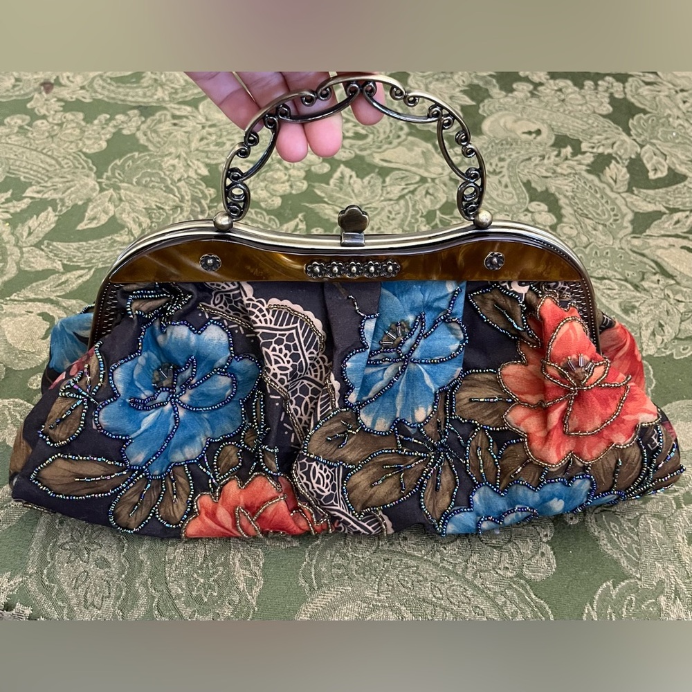 In's classical style, hand beaded designer hand bag.